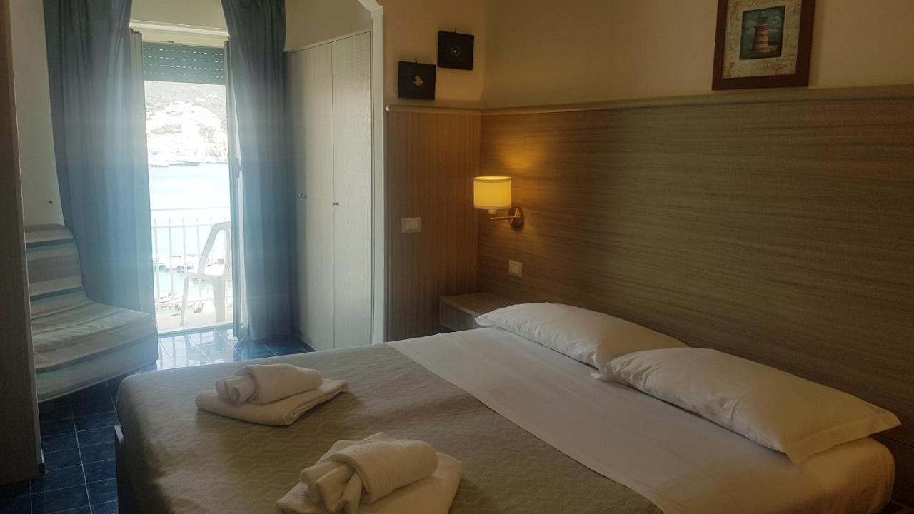 Hotel La Baia Ponza Exteriör bild